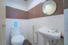 Hotel O V Stay Guesthouse - Bathroom