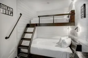 Clearwater Lofts - 3 Bedroom Luxury Condo Near Lakeside Village - Værelse