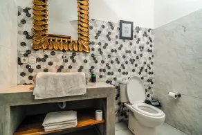 Komodo Suites Downtown - Bathroom