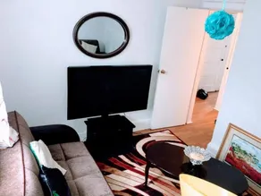 Cozy apt in WEST NY, NEW JERSEY, at 2 bloks from bus stop-15 minutes 2NY 7MINUTES VIA NYWATERWAY FERRY-BETTER CAN'T BE!! - Living area