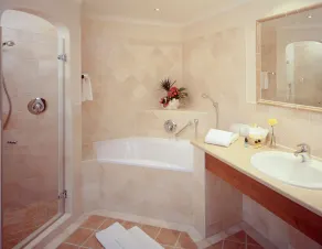 Hotel und Landgasthof Altwirt - Bathroom