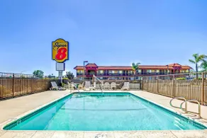 Super 8 by Wyndham Upland Ontario CA - Piscine