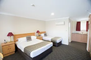 Best Western Plus All Settlers Motor Inn - Room