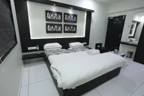 Hotel Paramount Inn - Room