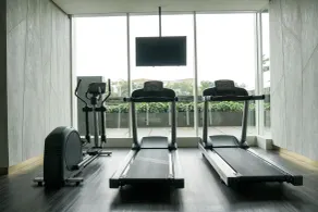 2BR Luxury Modern Ciputra International Apartment By Travelio - Gimnasio