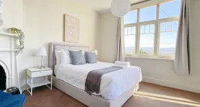 StayAU 2BR Home with Stunning Views in Tasmania - Værelse