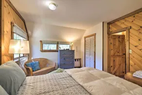 1 Mi to Downtown BBH: Coastal Cabin w/ Deck & Yard - Innenbereich