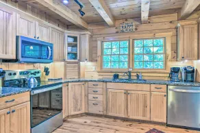 Luxury Cabin w/ Deck < 5 Miles to Sapphire Valley! - Interiör