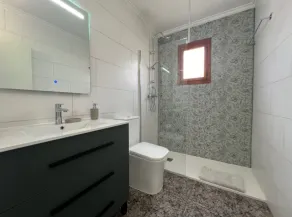 Charming 3-bedroom House With Shared Pool in Punta Prima, Torrevieja - Badeværelse