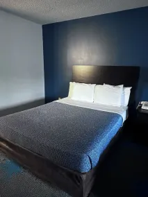 Budget Host Inn Manistique - Room