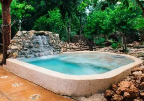 La casa de piedra y colores en Chichén Itzá - Pool