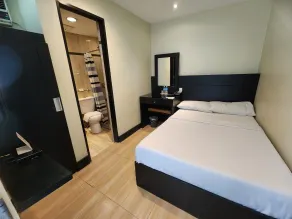 Green Glass Hotel - Room