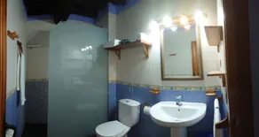 El Canchal de la Gallina -Cafetería -Aparcamiento gratis - Jacuzzi - Piscina de agua caliente abierta hasta el 12 de Octubre - Badeværelse