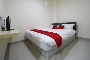 RedDoorz Plus near Mall Ciputra Jakarta - Chambre
