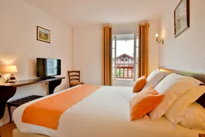 Logis Hôtel Baratxartea - Zimmer