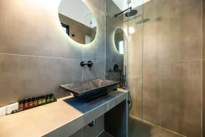 Omilos Beachfront House - Bathroom