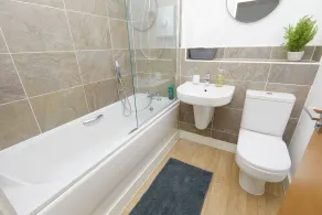 Derby 2 Bed House 3 Min Walk to Hospital - Bathroom