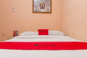 RedDoorz near Istana Plaza 2 - Room