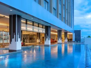 Aston Gresik Hotel & Conference Center - Piscina