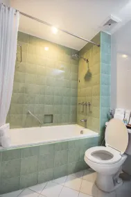 Microtel by Wyndham Eagle Ridge - Bathroom