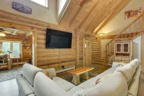 Hot Tub & Seasonal Pool! Deep Creek Group Getaway - Interiör