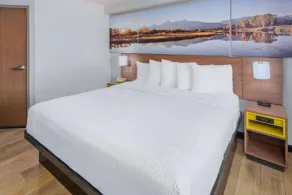Days Inn & Suites by Wyndham Greeley - Chambre