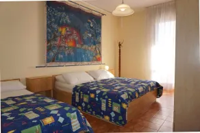 Ferienwohnung mit Pool | Stadtblick - Zimmer