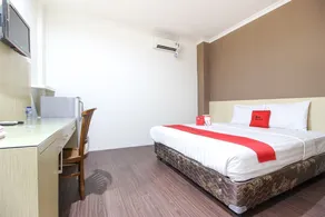 RedDoorz near Stadion Manahan Solo - Room