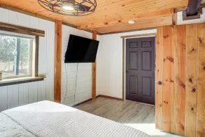Waterfront Duluth Cabin w/ Deck & River View! - Interiør