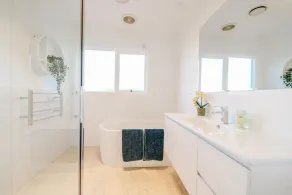 StayAU Newly Luxe 6BR Cradle Mountain with fireplace - Baño