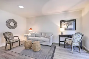 Peaceful Windsor Retreat w/ Private Hot Tub! - Innvendig