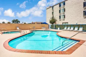 Days Inn & Suites by Wyndham Fullerton - Pool