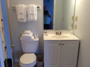 The Lynwood Inn - Bathroom