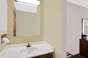 Super 8 by Wyndham Macomb - Bathroom