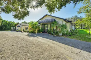8 Mi to Tarpon Springs Sponge Docks: Gem w/ Games - Interior
