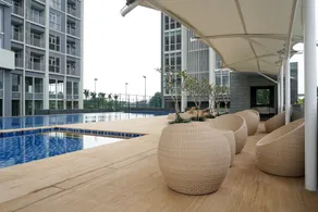 Comfy Studio Ciputra International Apartment By Travelio - Piscina