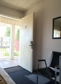 Circle 5 Motel - Room