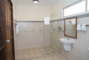 CityBlue Creekside Hotel & Suites - Bathroom