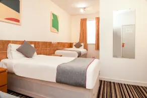 Cardiff Riverside Hotel by Belvilla - Room