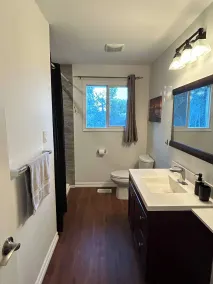 Cozy 3BR Cottage Near Lake Simcoe - Bathroom