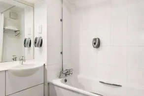 Days Inn Kendal - Killington Lake - Bathroom