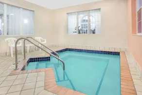 Microtel Inn and Suites by Wyndham Appleton - Basseng