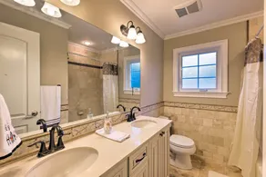 25 Mi to Nyc: Walkable Long Island Apt w/ Balcony - Interior