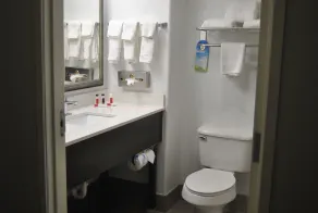 Days Inn & Suites by Wyndham San Antonio near Frost Bank Center - Salle de bain