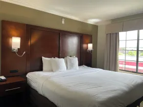 Spark by Hilton Cincinnati Fairfield - Room
