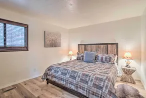 Woodsy Twin Peaks Getaway w/ Hot Tub & Views! - Interni