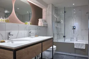 DoubleTree by Hilton London Elstree - Bathroom