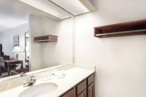 Baymont by Wyndham Tullahoma - Bathroom
