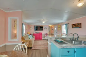 Walk to Shore: Myrtle Beach House w/ Private Deck! - Intérieur