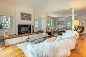 Gorgeous Fall Foliage, Adjacent to Woodstock - Interior